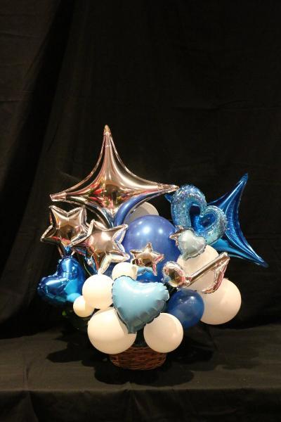 ブルー系とホワイト系を基調としたバルーンギフト
