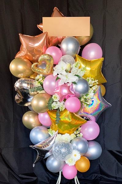 ガーリーな印象を与えるバルーンスタンド花