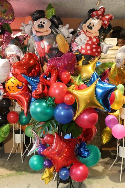 ディズニーキャラとビビッドカラーを合わせたバルーンスタンド