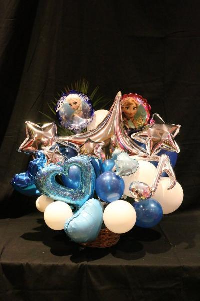 青と白でアナ雪の世界観を演出したバルーンアレンジメント