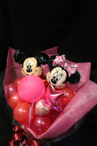 赤とピンクでかわいらしさを表現したバルーンブーケ