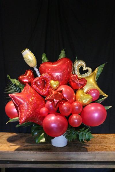 赤とゴールドを組み合わせたゴージャスなバルーンギフト